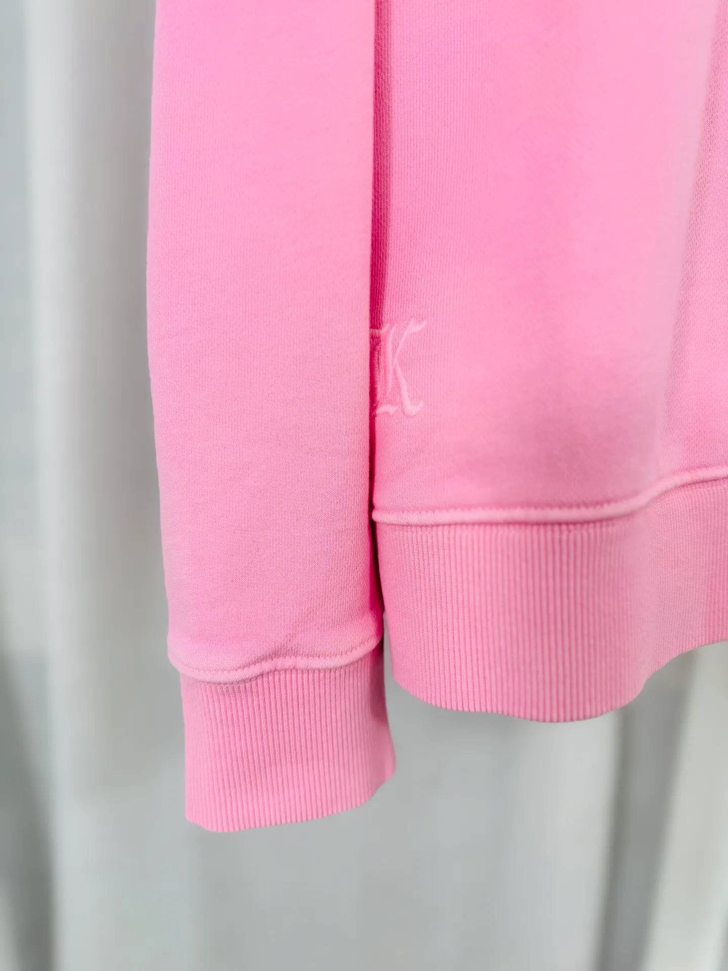 P280 top version, real shot without P, ​​different from market currency) 𝗖𝗵𝗿𝗼𝗺𝗲 𝗛𝗲𝗮𝗿𝘁𝘀/Cro Heart 2025 washed patch embroidery autumn and winter new original single counter American laser burnt 3D three-dimensional color embroidery couple casual sweatshirt 👑The highest version! Customized fabric 430g tripe terry fabric! American acid-washed and distressed original fabric laser burnt ✟appliqué embroidery and exquisite embroidery of letters! The best-selling model in the counter, very comfortable to wear. Accessories: original molded and authenticated collar label➕100% silk wash label. Genuine purchase-grade original hangtag➕matching hanging rope➕3D hanging beads➕original packaging bag. Craftsmanship: The original version has consistent wiring! The highest version of the armhole matching technique! Color: Pink Black Green Size: S M L XL Style Number: 25-377